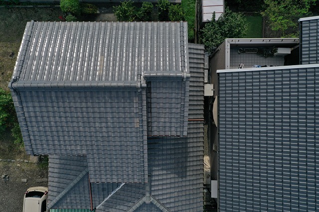 大垣市でドローンを使った瓦屋根の点検、棟や谷板金、雨樋など細部も確認